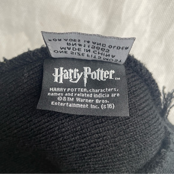 Harry Potter Hogwarts Cuff Pom Beanie Hat Black Hufflepuff Gryffindor Slytherin - Picture 9 of 10